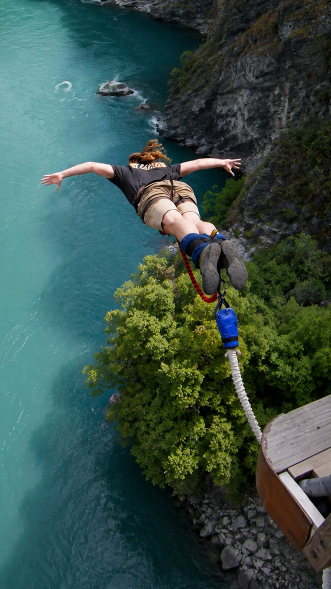 The moment this bungee jump reaches the water