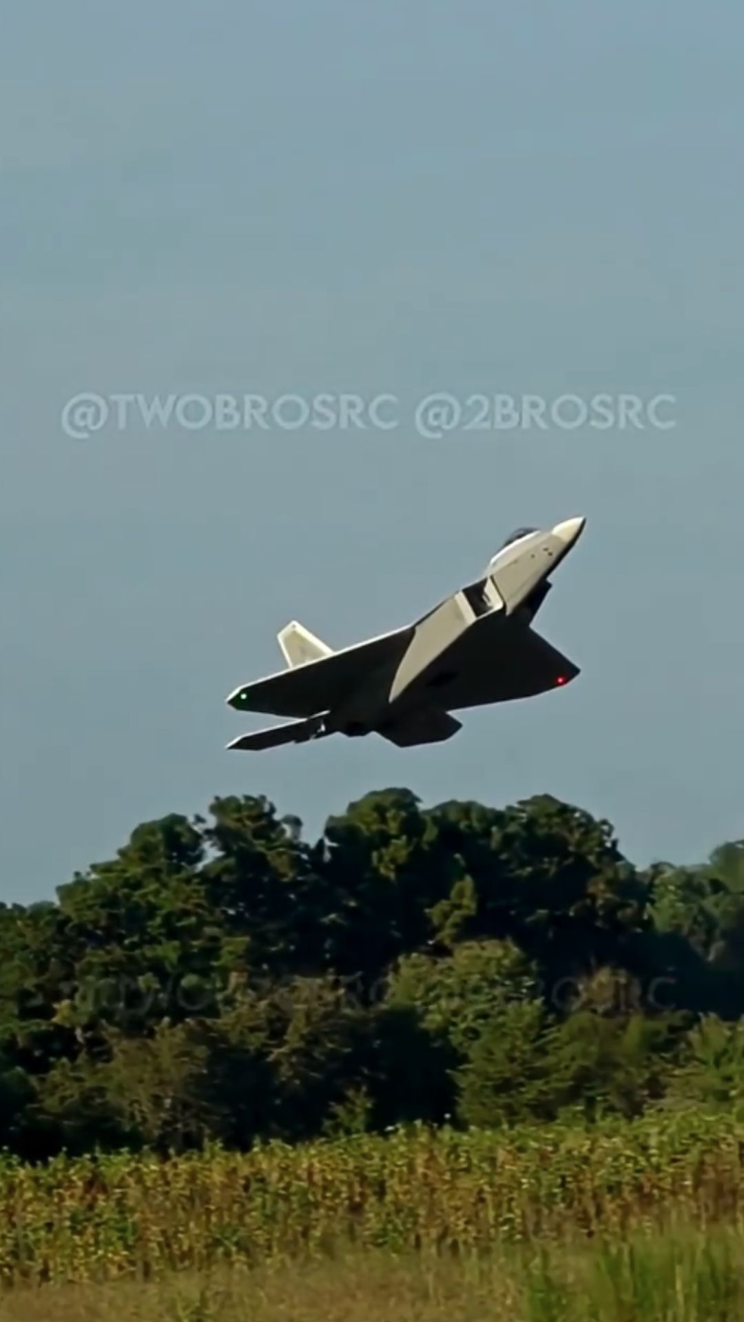 Stunning F-22A Raptor maneuver shows advanced flight control