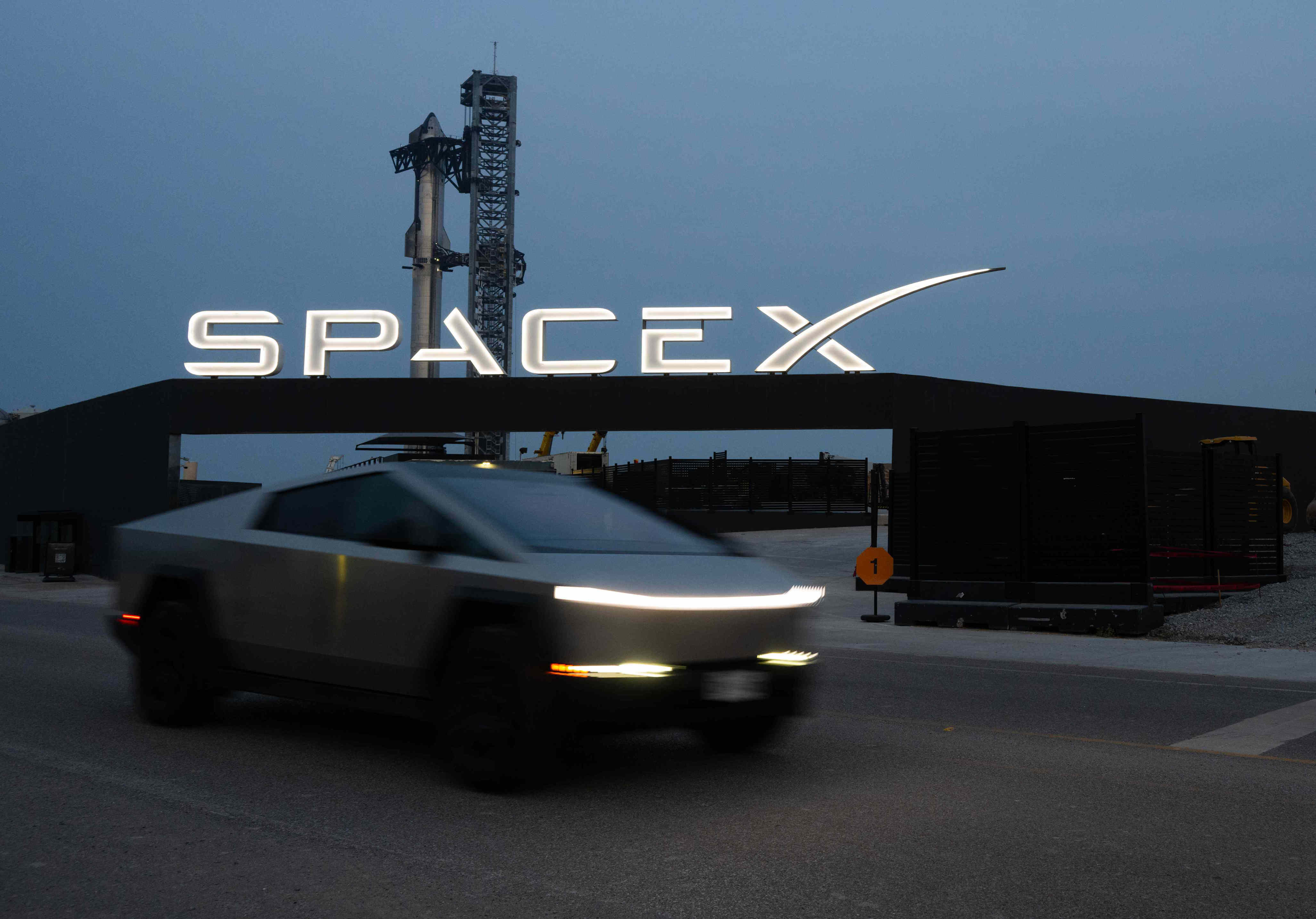 SpaceX stock drops below $140 for the first time