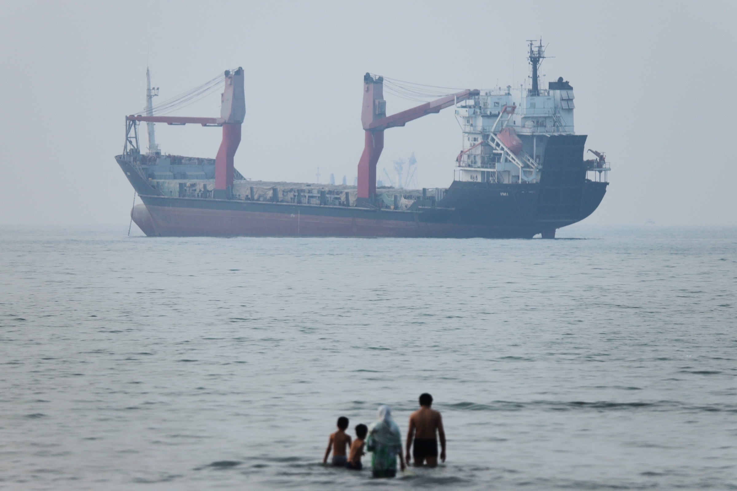 Iran 'bắn cảnh cáo' hai tàu ở Hormuz