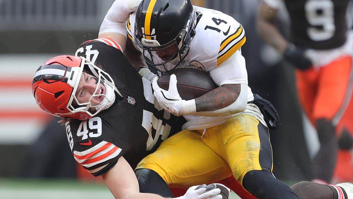 cleveland-browns-linebacker-carson-schwesinger-49-wraps-up-pittsburgh-steelers-running-back-kenneth-gainwell-14-during-the