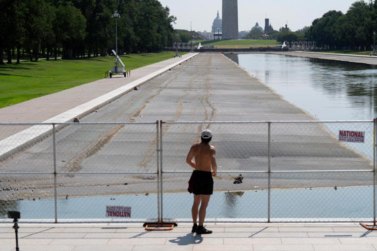 Can tire tracks be seen on bottom of Lincoln Reflecting Pool?