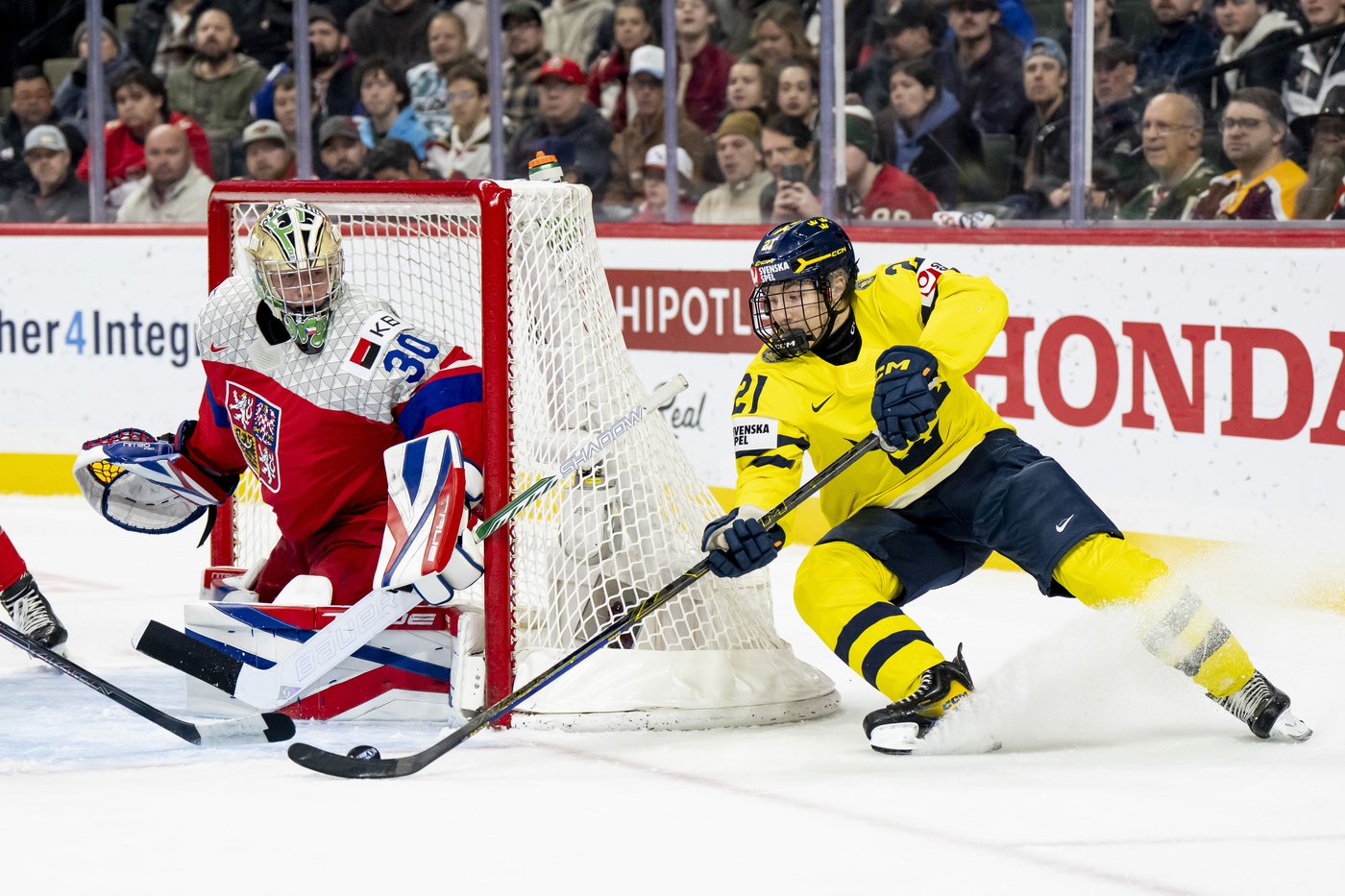 Jets sign first-round pick Viggo Bjorck to three-year, entry-level deal
