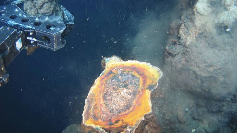 Un brazo robótico desprende un trozo de roca rica en minerales en las profundidades del océano (Nautilus Minerals)