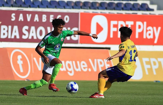 Hai CLB chuyên nghiệp Việt Nam bị tuýt còi