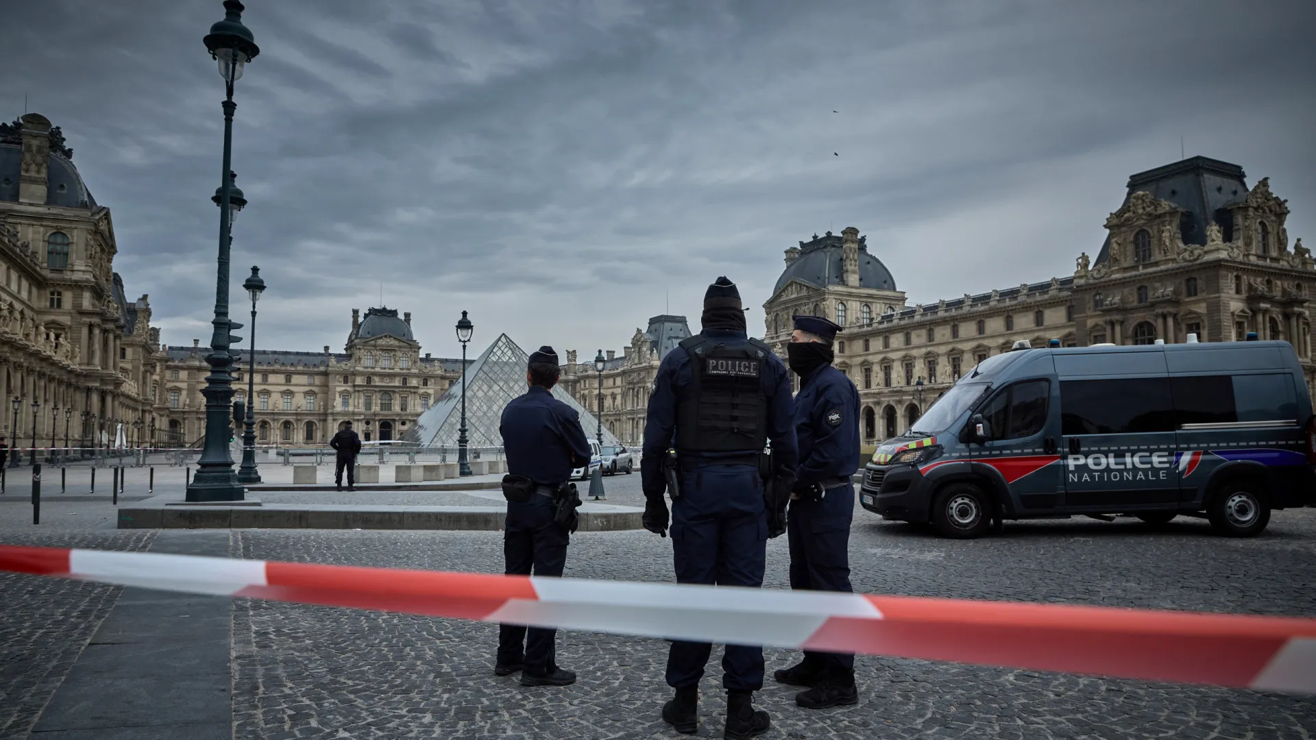 Podíamos levar mais. Mentor do assalto ao Louvre não ficou contente