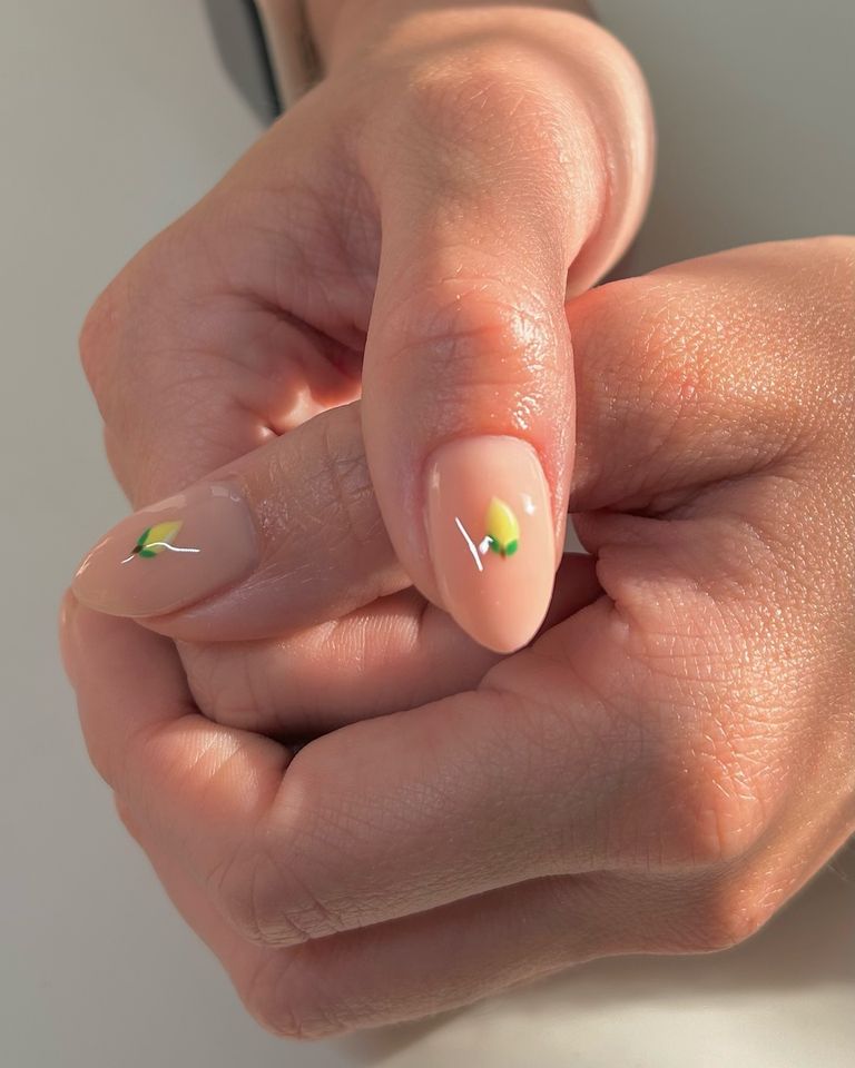 Thumb nails with lemon designs