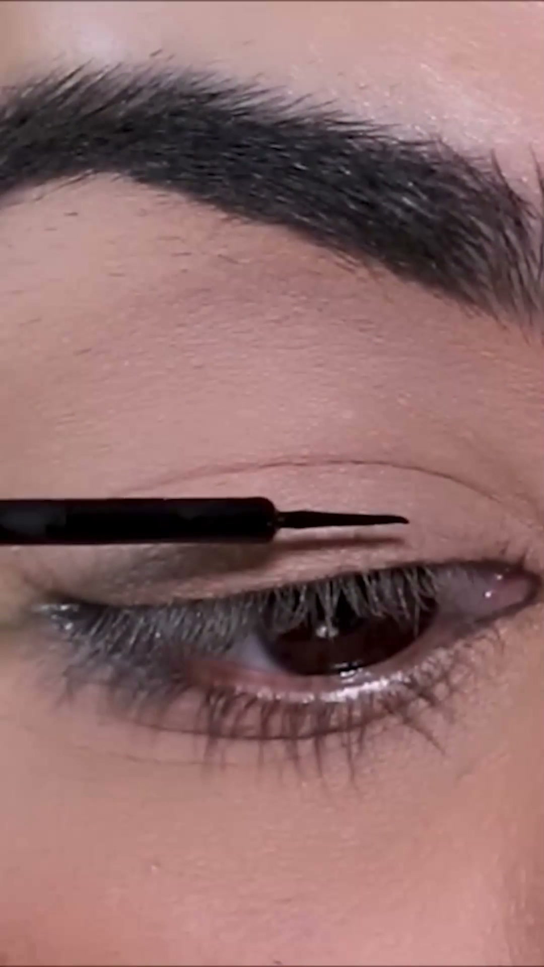 Invisible eyeliner for lifted eyes and fuller lashes