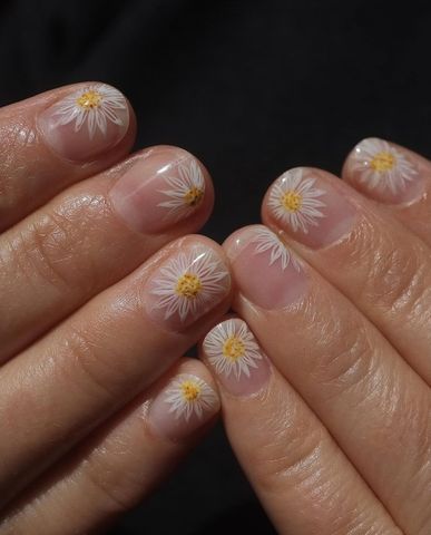 Short nails with sunflower designs