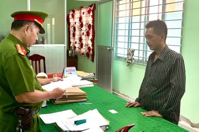 Bị tạm giam vì liên tục khai thác trái phép cát sông