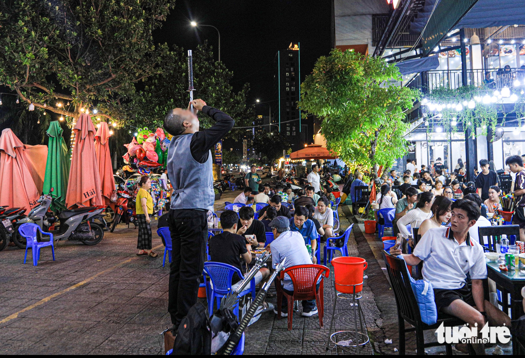 Đà Nẵng siết hàng rong, xử lý cả người phun lửa làm xiếc ở quán ăn