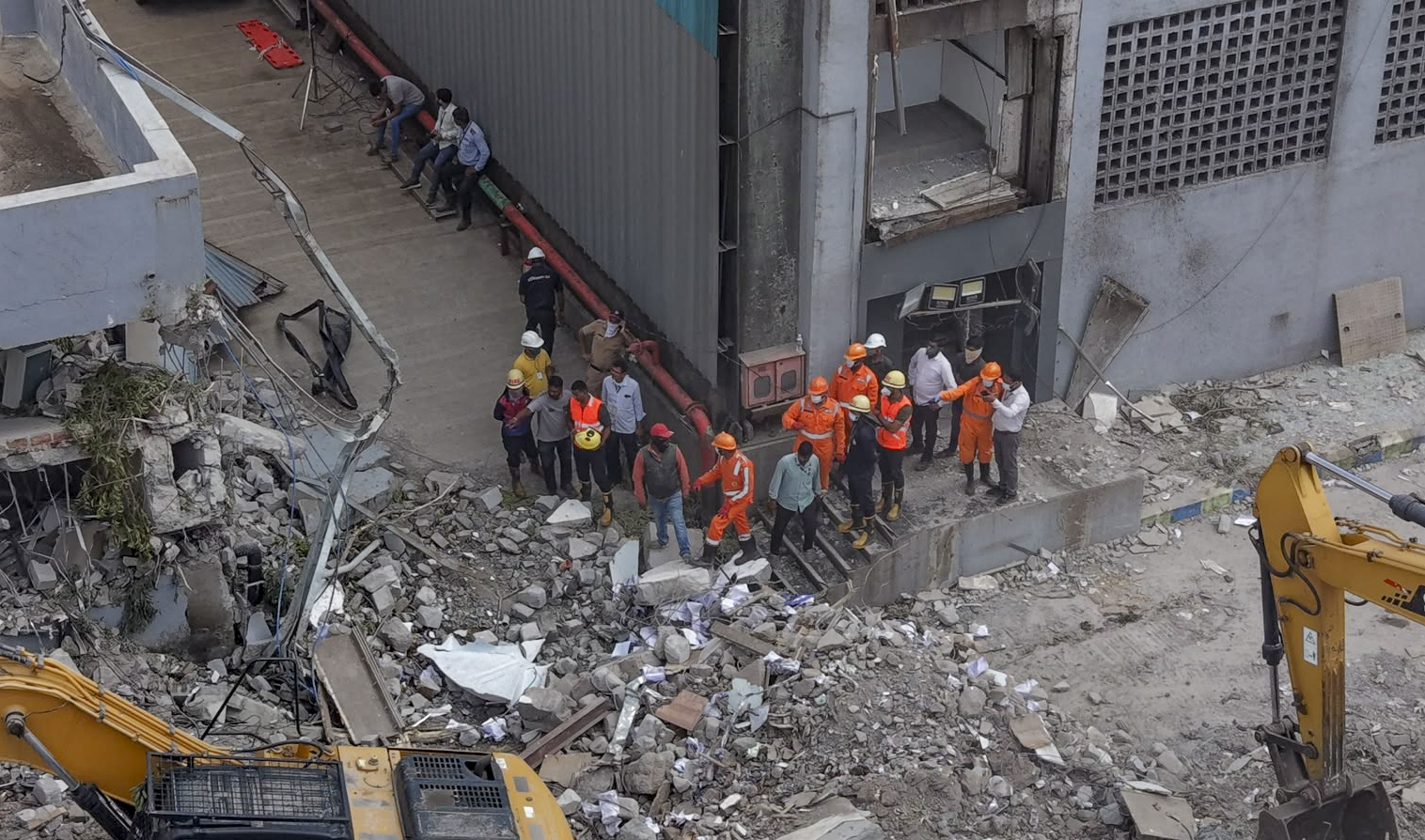 Pune building collapse: FIR against 2 officials of pvt company for ...