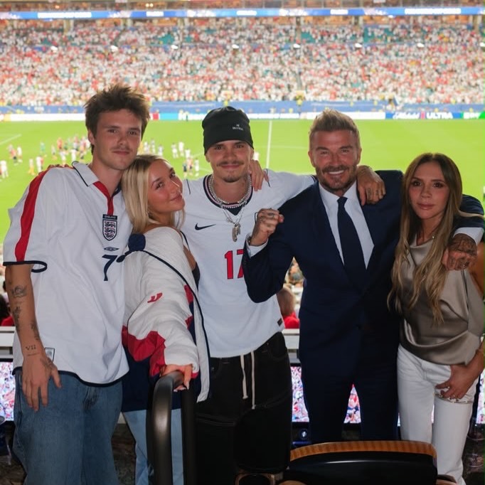 Becks hài hước bênh vực vợ sau khi Vic bị nói vô cảm