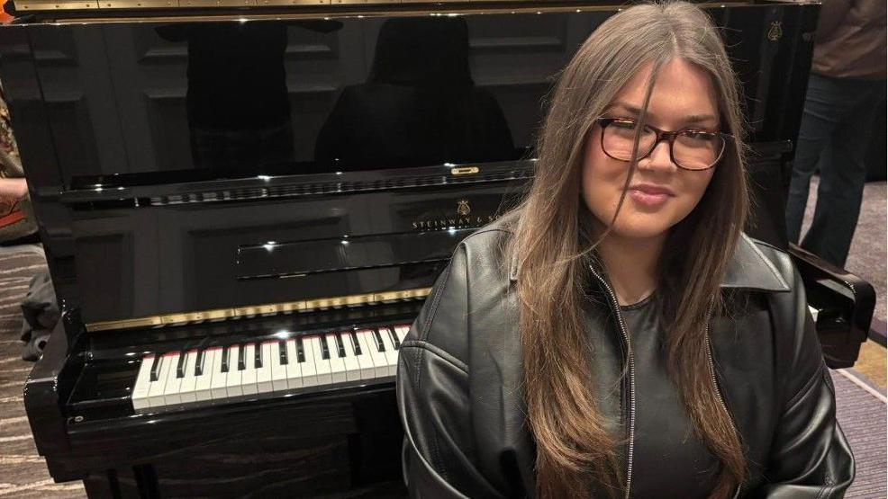 Pianist who lost most of her hands plays in TV show