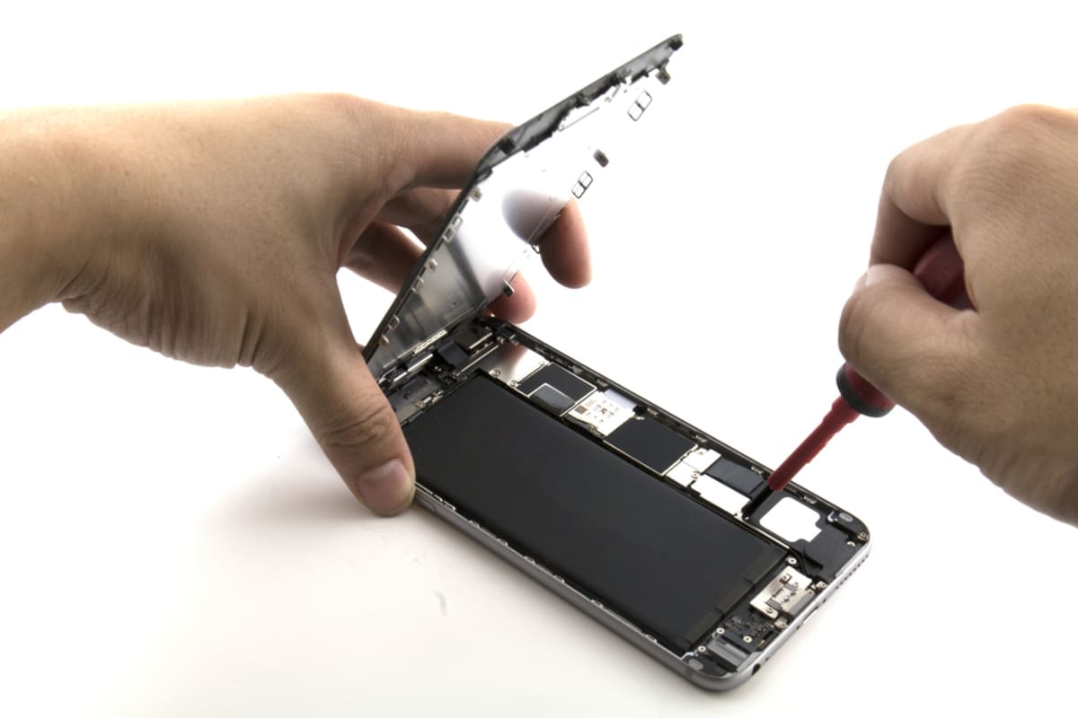 スマホのバッテリー交換に「1万円以上」かかると言われました。新機種に買い替えたほうが得なのか、修理して使い続けたほうがよいのか迷っています。