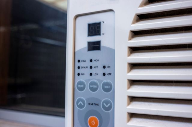 A window AC unit.