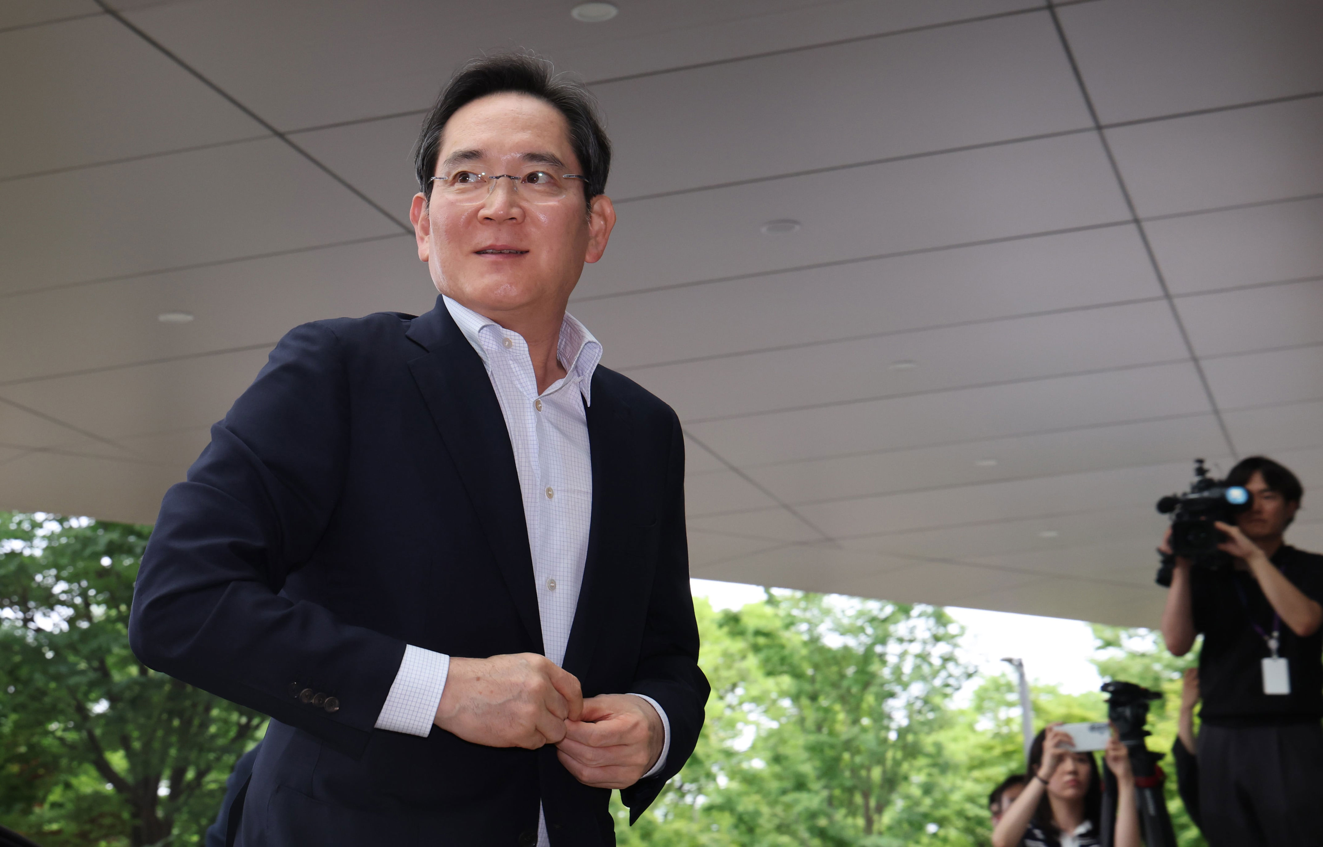 Lee Jae-yong visits robotics R&D on anniversary