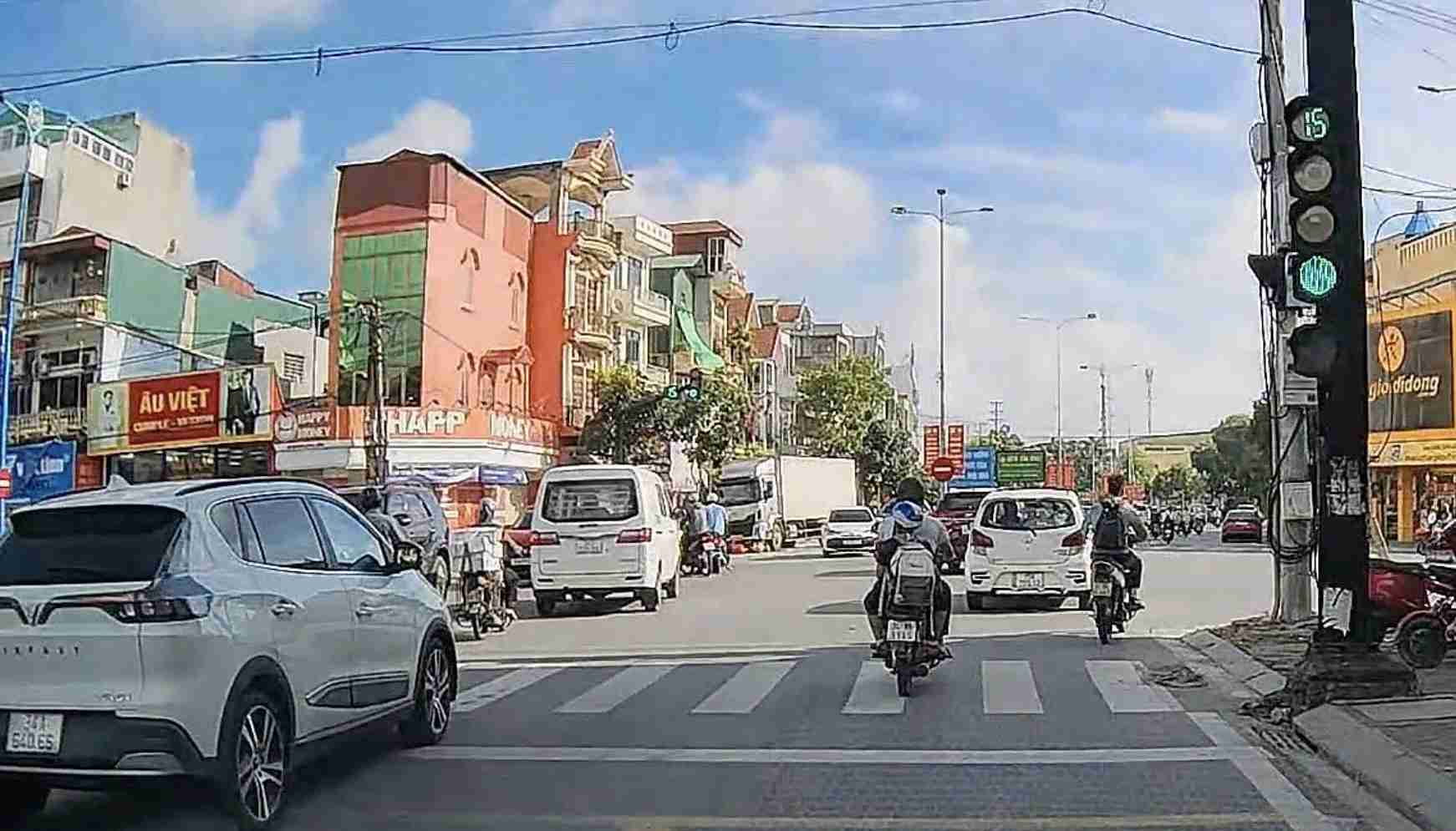 Va chạm với xe tải khiến người phụ nữ đi xe đạp ở Hải Phòng tử vong