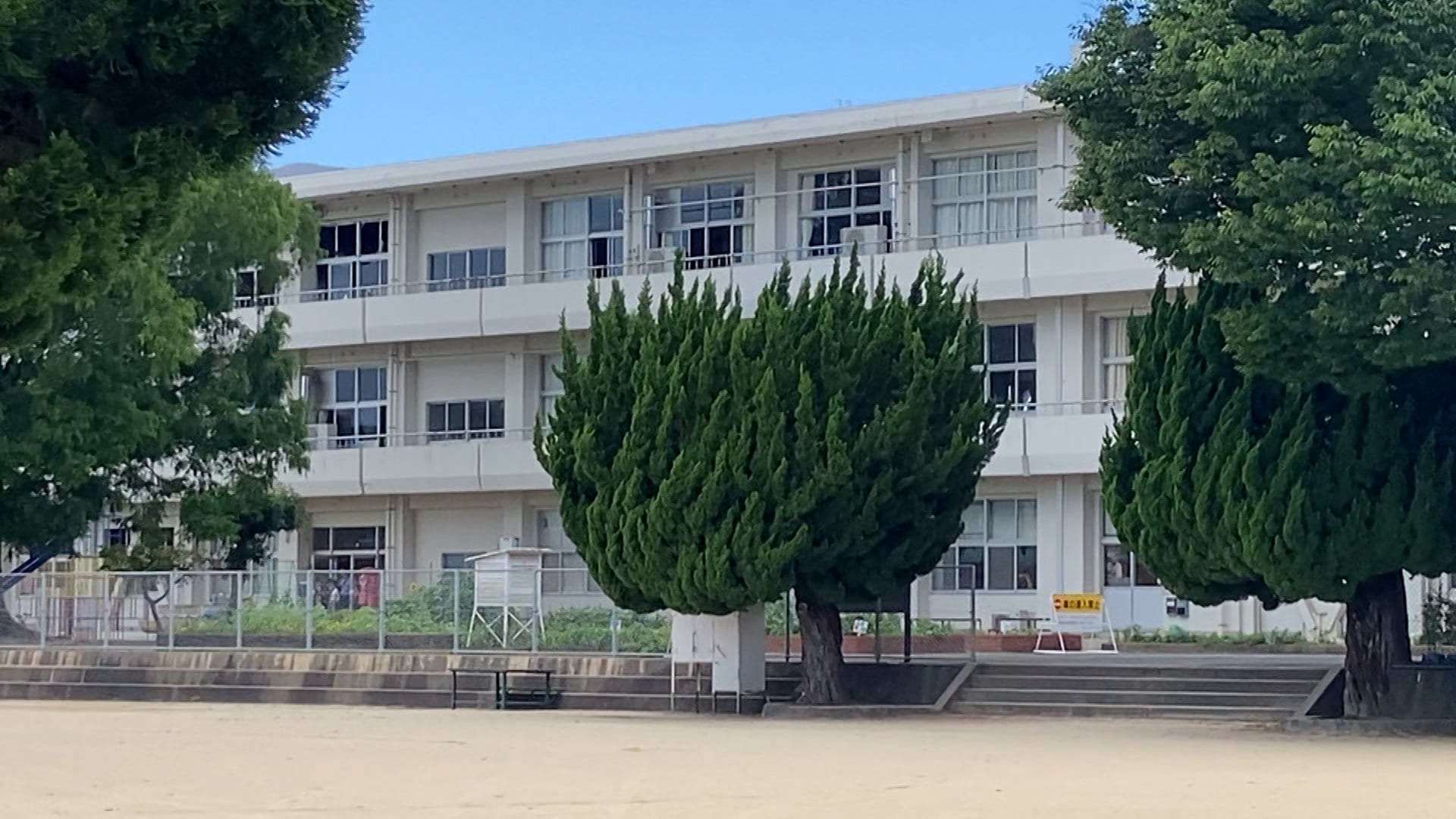 小学校で火災「音楽室から廊下にかけて白い煙」児童・教職員らはグラウンドに避難、けが人なし 長崎・雲仙市