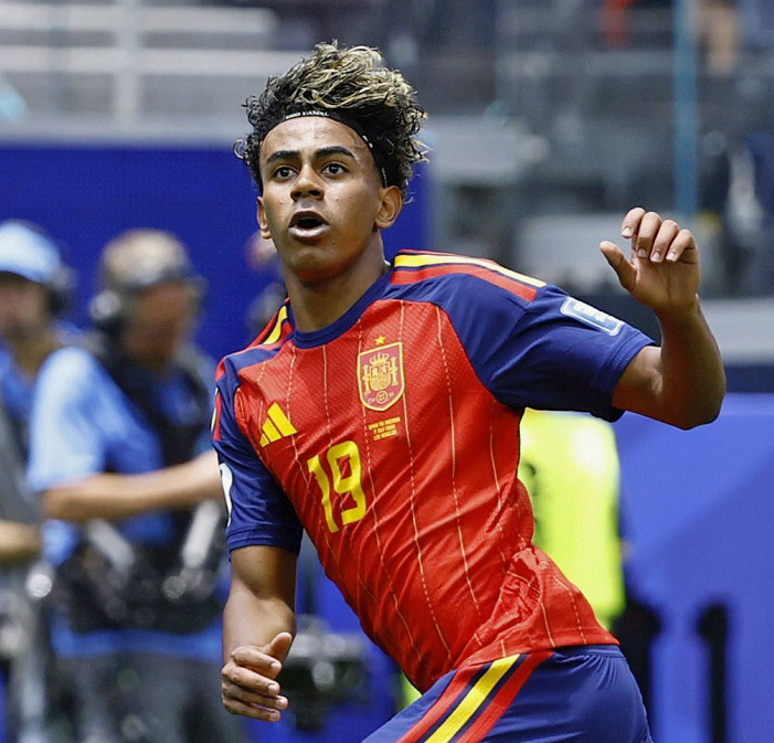 スペイン代表 W杯 アウェイ 19番ヤマル M 19歳になったスペイン代表ヤマル、フランス代表との大一番へ