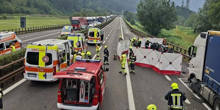 Mehrere Einsatzkräfte und Fahrzeuge nach einem schweren Unfall auf der Brennerautobahn A22.