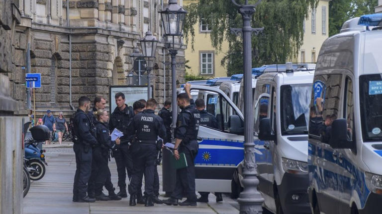 Die Polizei führte eine riesige Razzia durch.