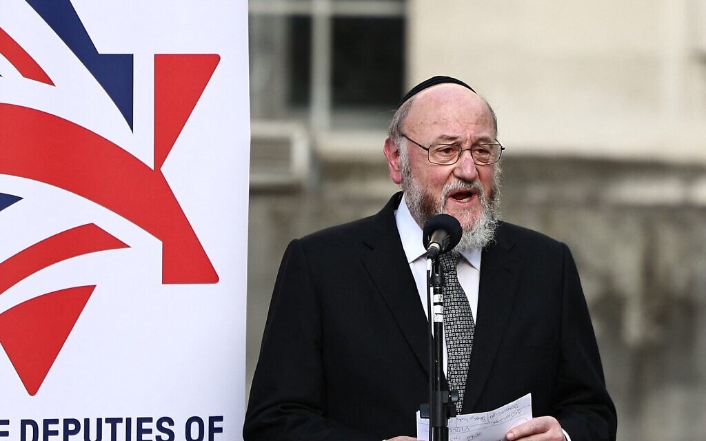 Britain's Chief Rabbi Ephraim Mirvis, addresses the crowd during a 'Vigil for Israel,' opposite the entrance to Downing Street, in London, October 9, 2023. (HENRY NICHOLLS / AFP)