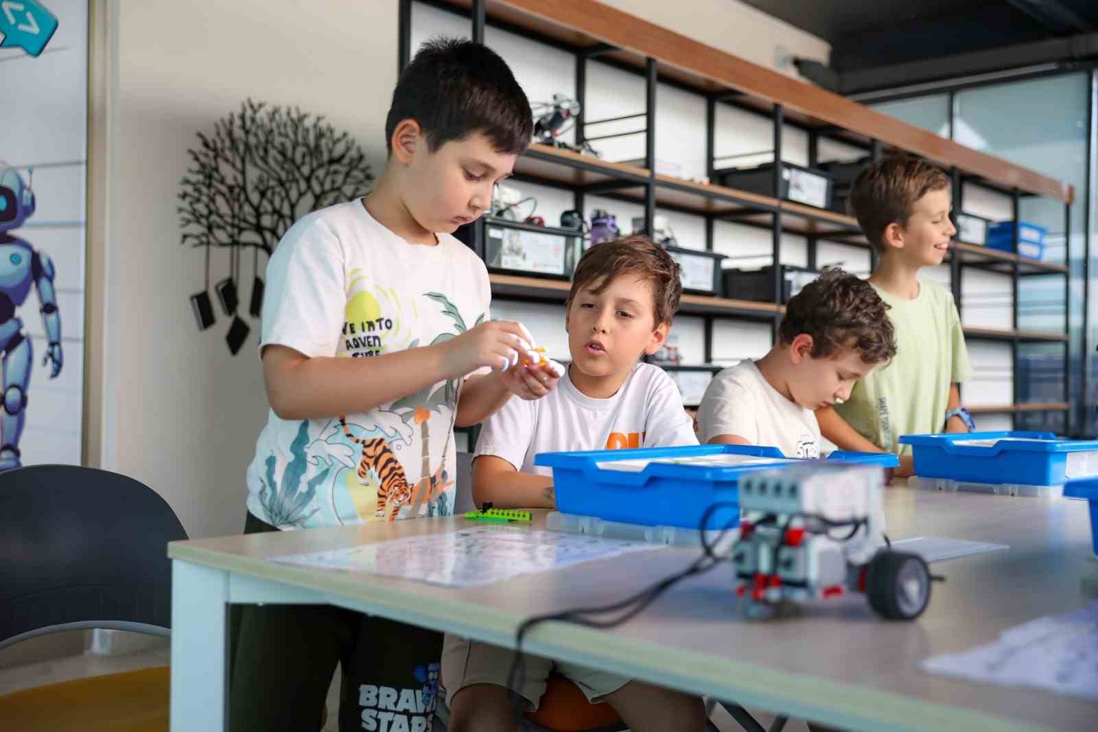 Efeler Dijital Gençlik Merkezi ile Yazılım Eğitimlerine Başladı