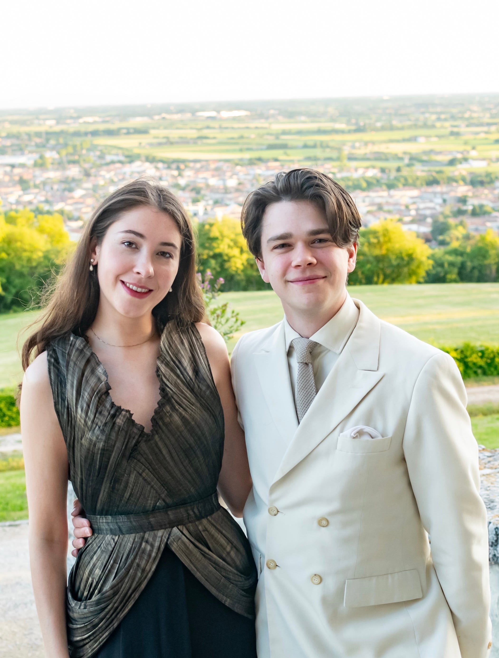 マーガレット王女のイケメン孫、サミュエル・チャットが婚約