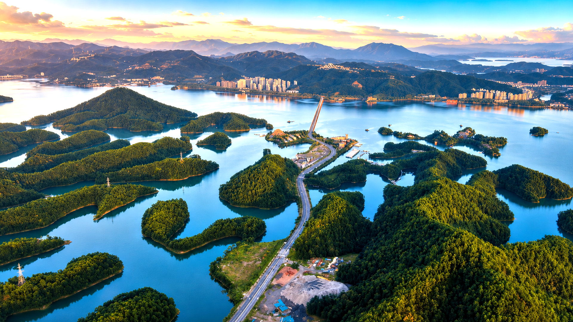Thousand Island Lake filled with forested islands and blue water
