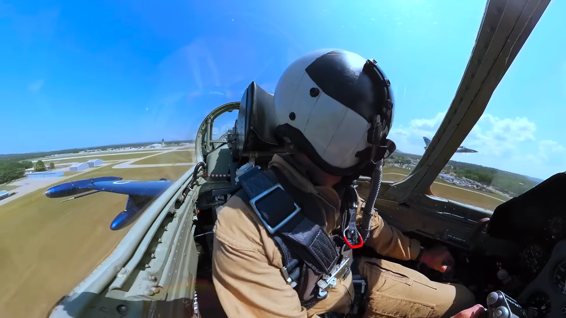 Watch two jets loop in formation at 500 mph
