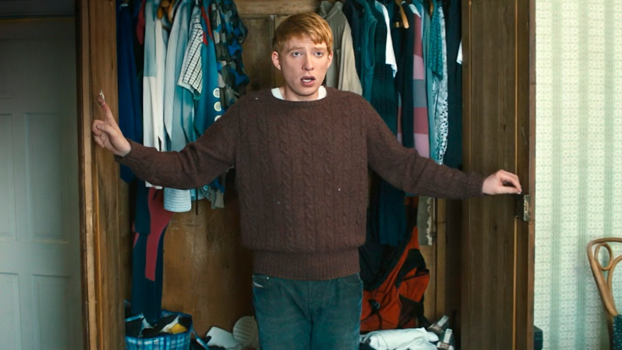 Tim discovers he can travel through time from his father – About Time