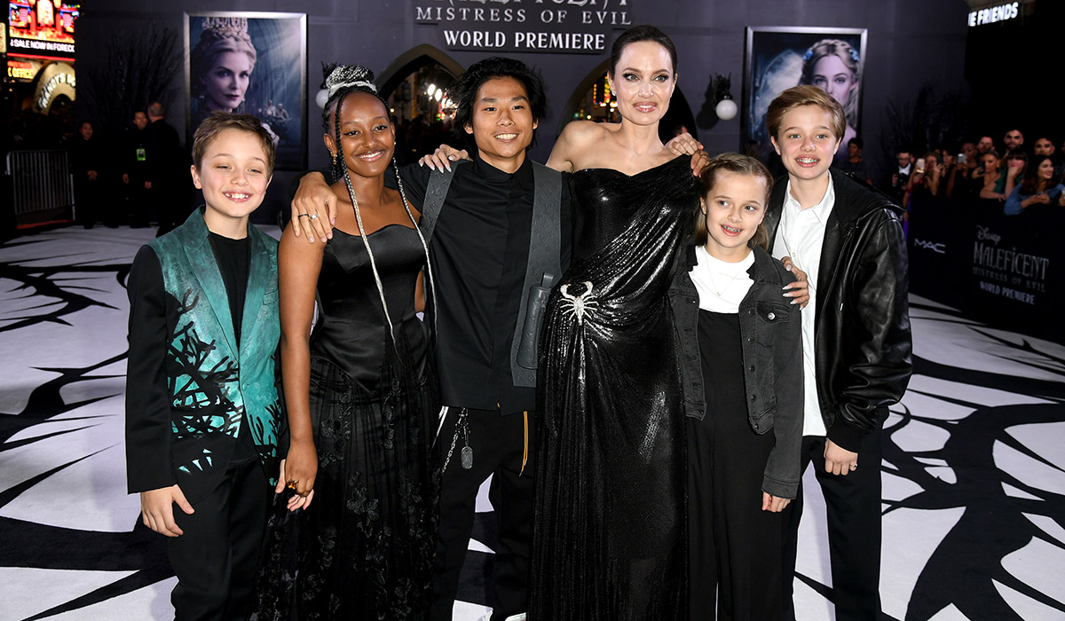 LOS ANGELES, CALIFORNIA - SEPTEMBER 30: (L-R) Knox Léon Jolie-Pitt, Zahara Marley Jolie-Pitt, Pax Thien Jolie-Pitt, Angelina Jolie, Vivienne Marcheline Jolie-Pitt, and Shiloh Nouvel Jolie-Pitt attend the world premiere of Disney's “Maleficent: Mistress Of Evil