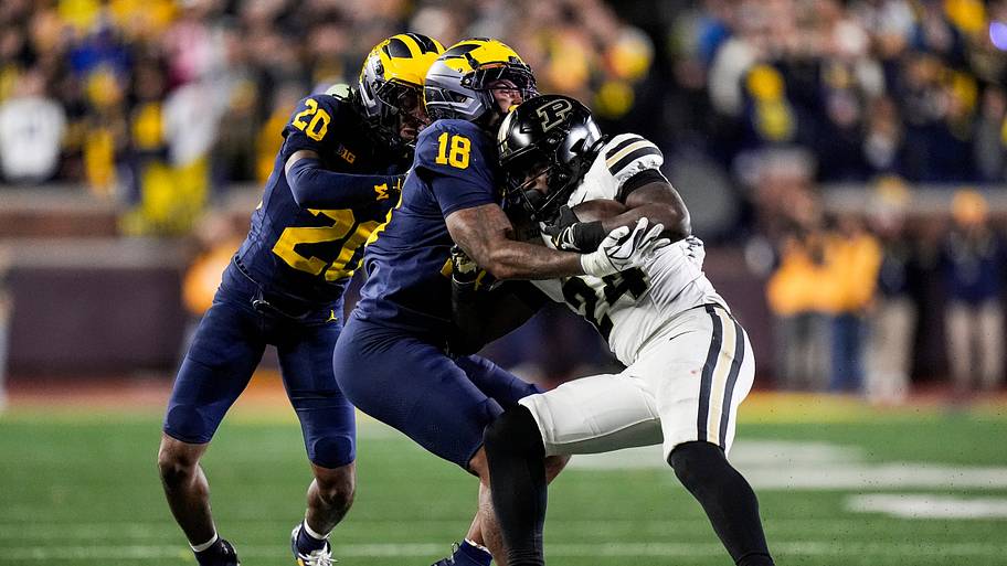 Troy Bowles makes a tackle