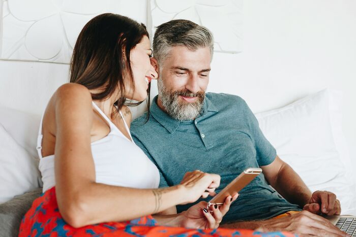 42 People Discuss Whether Or Not They Regret Their Age-Gap Relationships