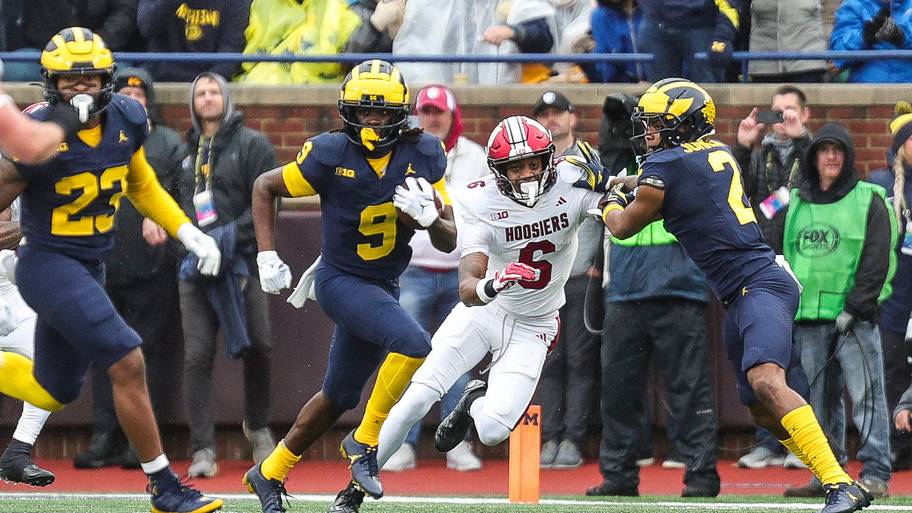 Rod Moore returns an interception