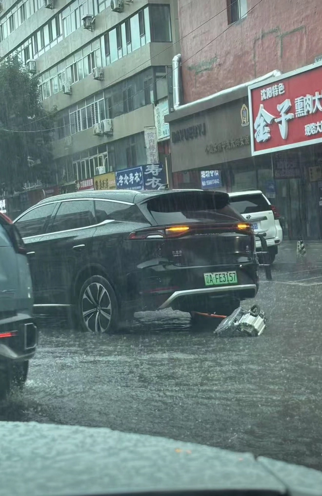 Xe điện Trung Quốc rơi cả cụm mô tơ giữa đường ngập