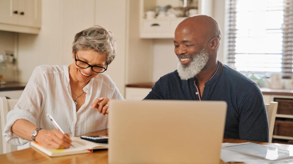 How Many Americans Wait Until Full Retirement Age to Claim Social Securityand How Much Does It Affect Their Income?