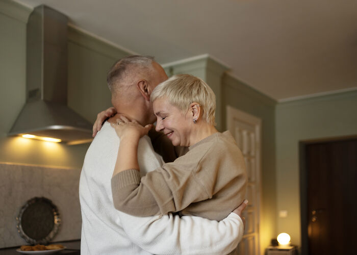 42 People Discuss Whether Or Not They Regret Their Age-Gap Relationships