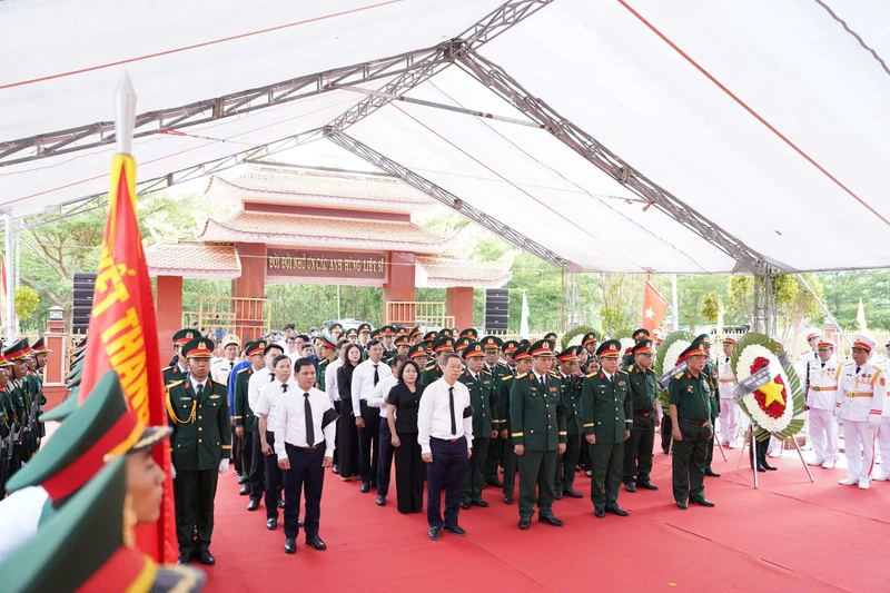 Xúc động lễ truy điệu và an táng 5 hài cốt liệt sĩ được tìm thấy trong hang Đá Sập