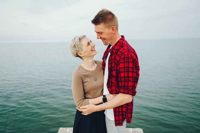 42 People Discuss Whether Or Not They Regret Their Age-Gap Relationships