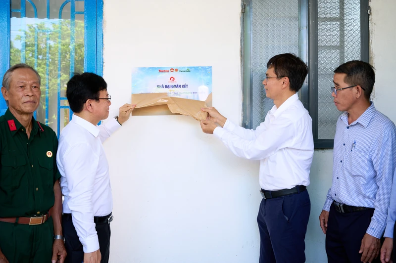 Trao 6 căn nhà mới cho cựu chiến binh ở TPHCM
