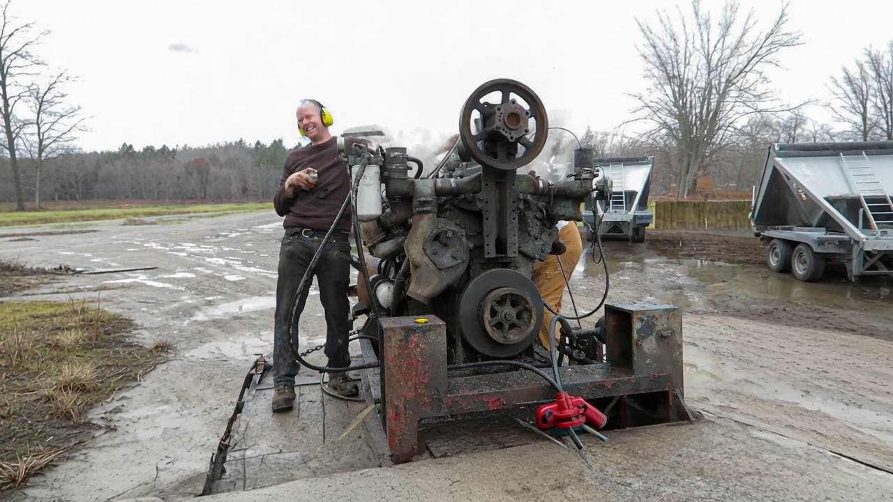 Investigating a Detroit Diesel engine