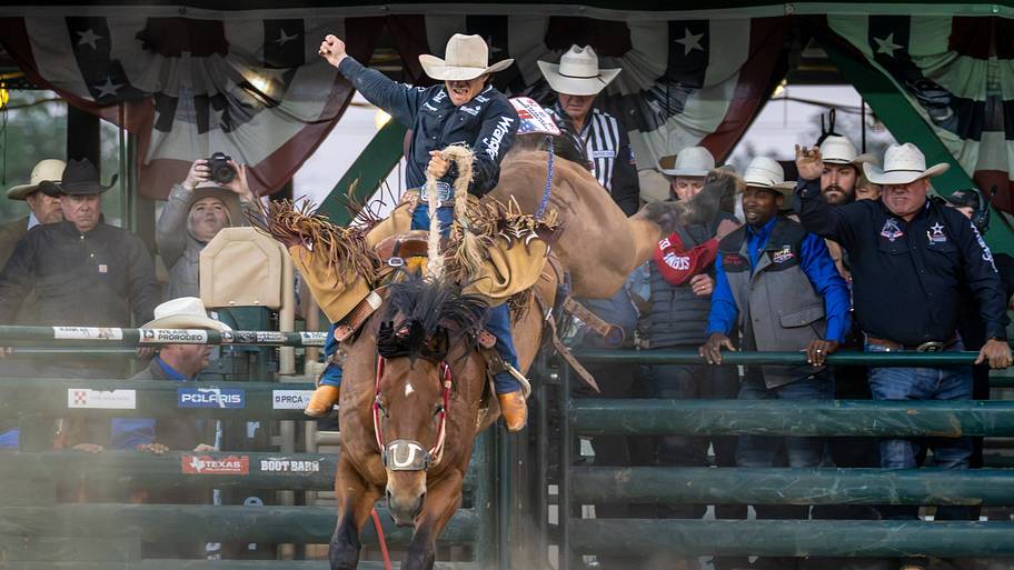 Finally over the hump, saddle bronc rider makes move into world title