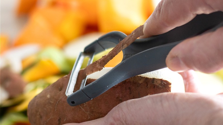 Sharpen your vegetable peeler with a tool you already own
