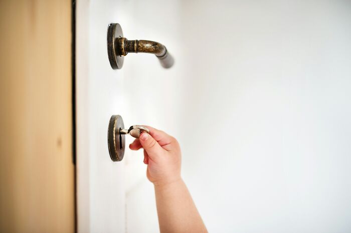 67 Things Witnessed At Someone Else’s House That Made People Swear To Never Return