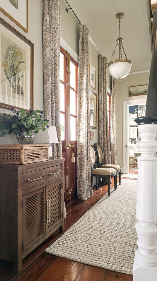 Neutral ceiling in a hallway