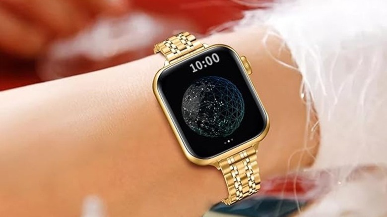A person wearing an Apple Watch with the Qundaxi luxury watch band.