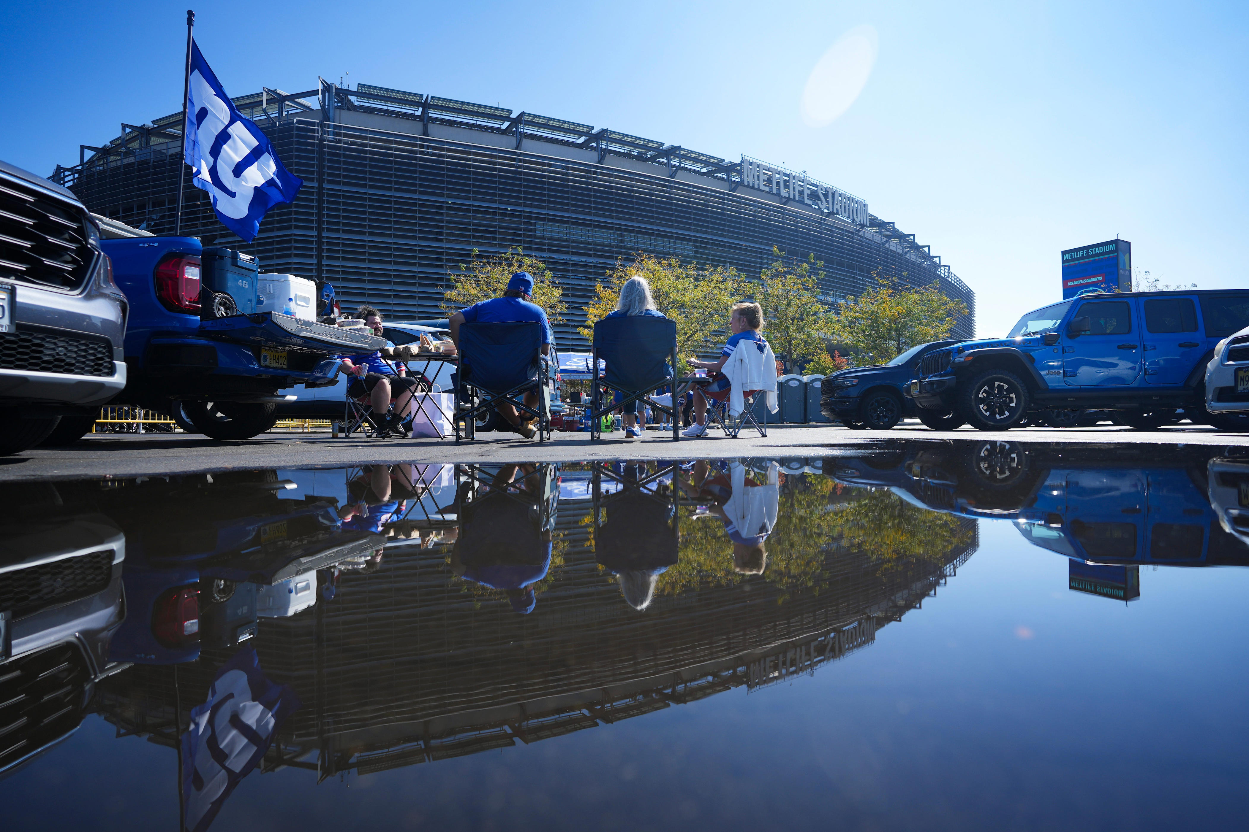 Sausage & peppers vs cheesesteaks: Giants fans vote for shot at $1,000 prize