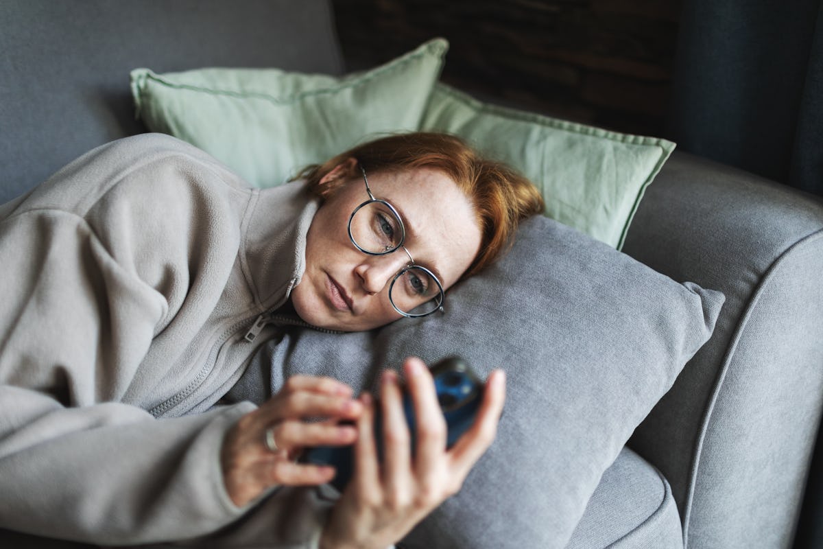 What To Text A Struggling Friend, According To Therapists